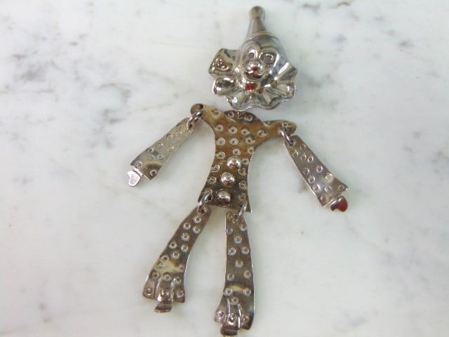 Womens Vintage Estate Sterling Silver Clown Brooch: FOR SALE IS THIS LOVELY VINTAGE ESTATE STERLING SILVER CLOWN BROOCH. THE TOTAL WEIGHT OF THE BROOCH IS 21.5g. THE BROOCH MEASURES 4 7/8" LONG BY 1 1/2" WIDE. MAKES A GREAT GIFT FOR THAT SPECIAL SOMEON