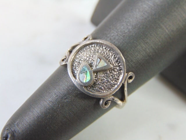 Sterling Silver Modern Abstract Abalone Ring: FOR SALE IS A LOVELY VINTAGE ESTATE STERLING SILVER RING WITH ABALONE INLAY. THE RING SIZE IS 5.5, AND WEIGHS 3.3g. THIS WOULD MAKE A NICE GIFT FOR THAT SOMEONE SPECIAL. ANY OTHER QUESTIONS, PLEASE DO