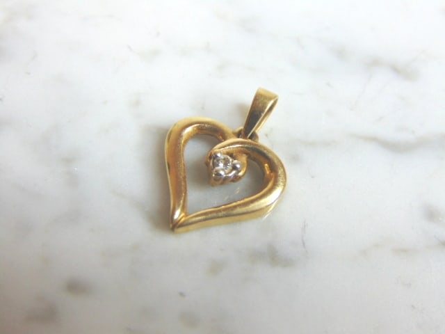 Womens Vintage Estate 14K Yellow Gold Diamond Heart Pendant: A WOMENS VINTAGE ESTATE 14K YELLOW GOLD DIAMOND HEART PENDANT. THE TOTAL WEIGHT IS 1.7g. THE PENDANT MEASURES 3/4" LONG BY 5/8" WIDE. MAKES A GREAT GIFT FOR THAT SOMEONE SPECIAL. IF ANY QUESTIONS, PLE