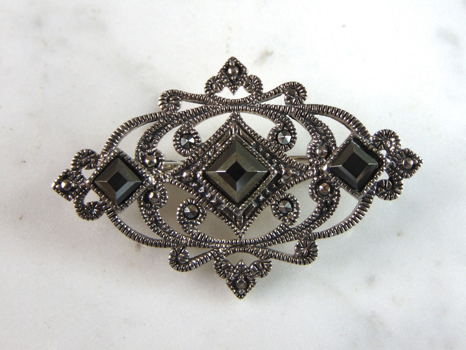 Womens Vintage Estate Sterling Silver Modernist Brooch: FOR SALE IS A LOVELY FINE .925 STERLING SILVER MODERNIST BROOCH. THE BROOCH MEASURES 1 3/4" LONG BY 1" WIDE, AND WEIGHS 5.9g. ANY OTHER QUESTIONS, PLEASE DON'T HESITATE TO ASK. MAKES AN ATTRACTIVE GIF