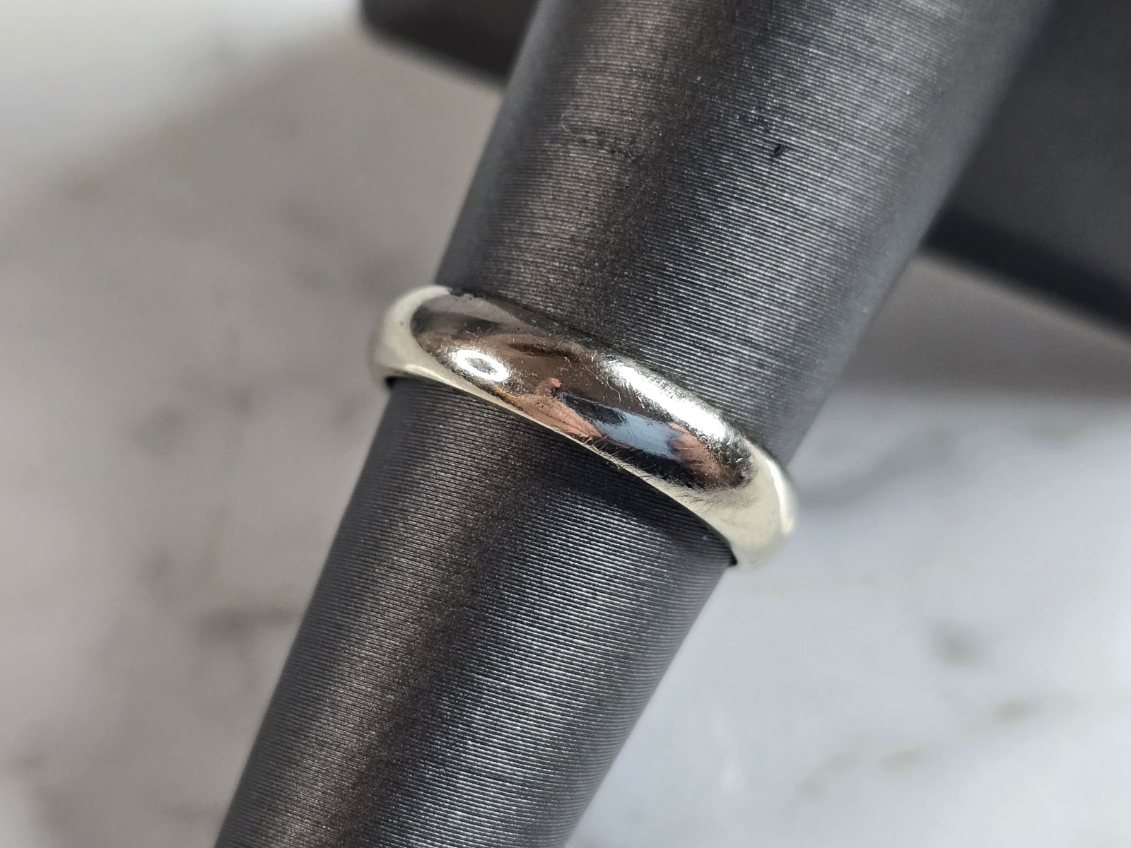 Womens Vintage Estate 14K White Gold Wedding Band Ring: A WOMENS VINTAGE ESTATE 14K WHITE GOLD WEDDING BAND. RING IS A SIZE 6.0 AND WEIGHS 3.6g. THE WIDTH OF THE BAND IS 3/16". RING IS MARKED 14K ON THE INSIDE ALONG WITH SOME PERSONALIZATION. THE RING MAKE