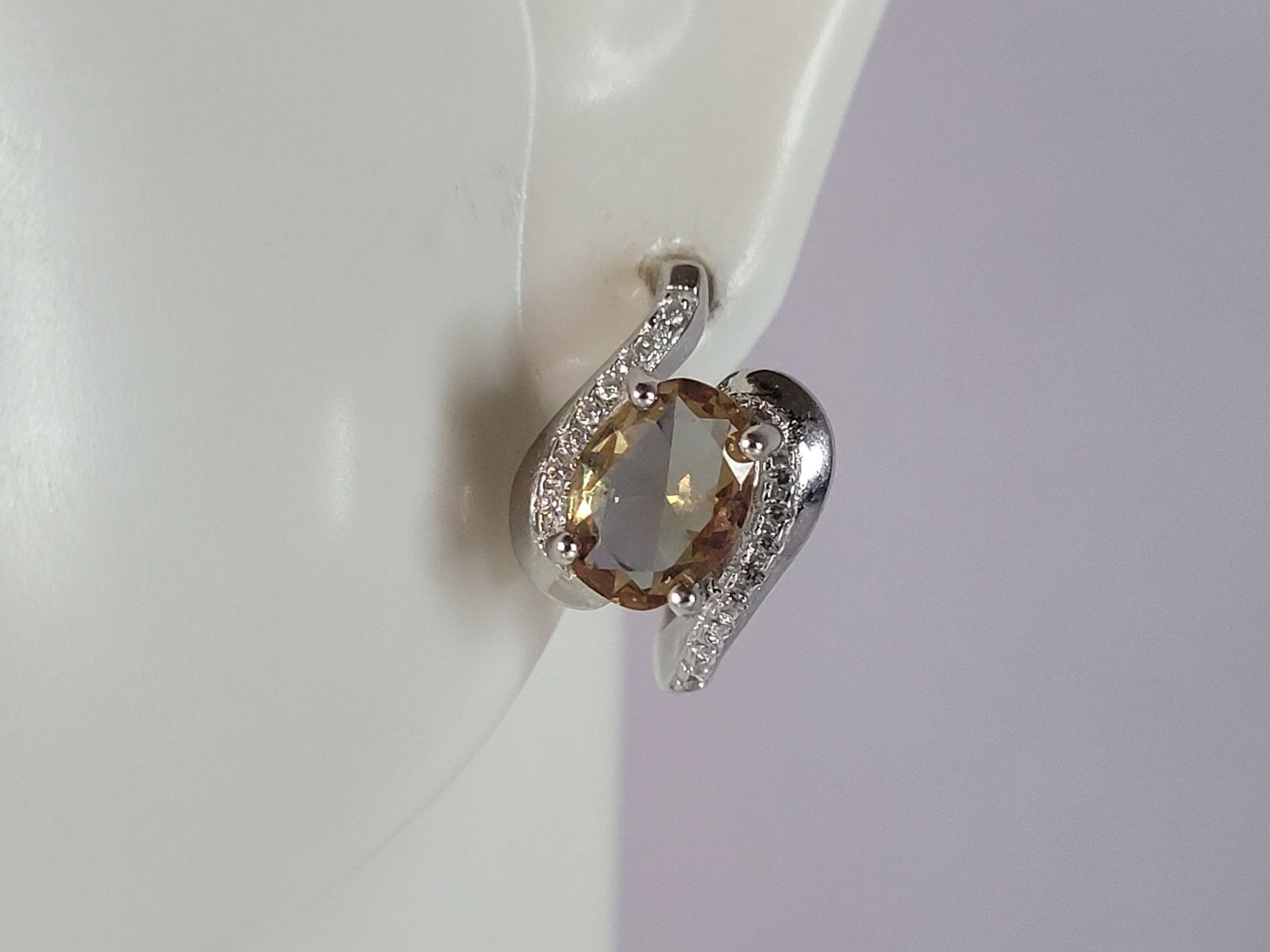 Womens Estate Sterling Silver Citrine Dangle Earrings: A PAIR OF WOMENS ESTATE STERLING SILVER CITRINE COLORED GLASS DANGLE EARRINGS. EARRINGS WEIGH 5.4g AND MEASURES 5/8" LONG BY 3/8" WIDE. ANY OTHER QUESTIONS, PLEASE DO NOT HESITATE TO ASK. BE SURE TO C