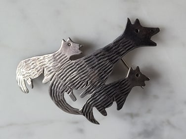 Womens Vintage Raymond Gasper Native Zuni Sterling Silver Coyote Brooch