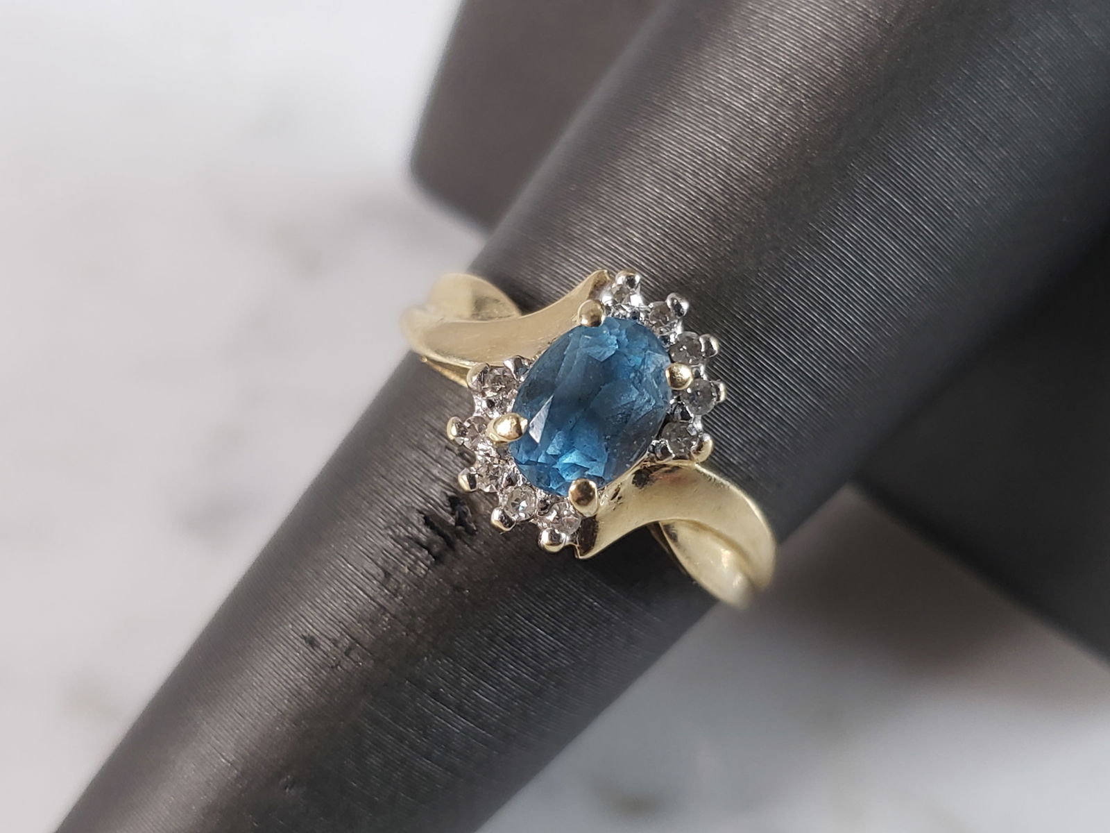 Womens Vintage Estate 10K Yellow Gold Topaz Diamond Ring: A WOMENS VINTAGE ESTATE 10K YELLOW GOLD TOPAZ AND DIAMOND RING. THE TOTAL WEIGHT IS 2.8g. THE RING SIZE IS A 7.75. THE WIDTH OF THE RING IS 1/2". RING IS STAMPED ON THE INSIDE OF THE BAND. MAKES A GRE