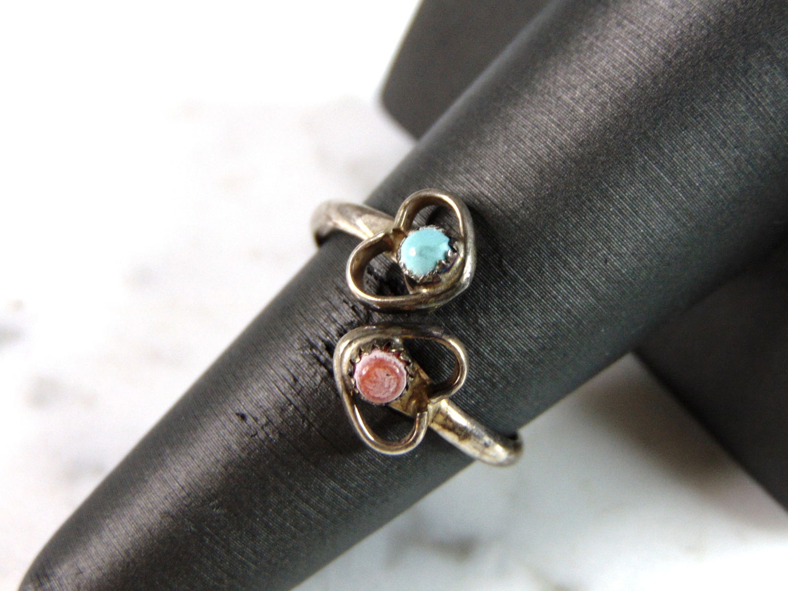 Womens Sterling Silver Modernist Hearts Ring: THIS ITEM IS A LOVELY WOMENS .925 STERLING SILVER MODERNIST HEARTS RING. RING SIZE IS 7.0 AND WEIGHS 1.8g. THIS WOULD MAKE A NICE GIFT FOR THAT SOMEONE SPECIAL. ANY OTHER QUESTIONS PLEASE DO NOT HESIT