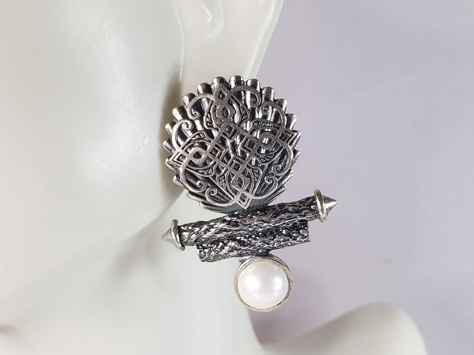 Womens Vintage Estate Sterling Silver Modernist Earrings: WOMENS VINTAGE ESTATE STERLING SILVER MODERNIST EARRINGS. EARRINGS MEASURE 1 1/4" LONG BY 1" WIDE AND WEIGH 9.8g. WOULD MAKE A LOVELY GIFT FOR THAT SOMEONE SPECIAL. BE SURE TO CHECK OUT SOME OF MY OTH