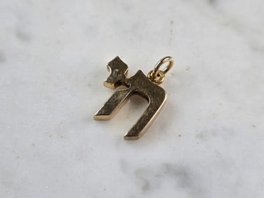 Vintage Estate 14K Yellow Gold Jewish Judaica Hebrew Chai Pendant
