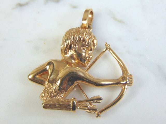 Vintage Estate 14k Gold Bowhunter Pendant: FOR SALE IS THIS LOVELY VINTAGE 14K YELLOW GOLD BOWHUNTER PENDANT. THE TOTAL WEIGHT IS 11.4g. THE PENDANT MEASURES 1 3/4" LONG BY 1 1/2" WIDE. MAKES A GREAT GIFT FOR THAT SOMEONE SPECIAL. IF ANY QUEST