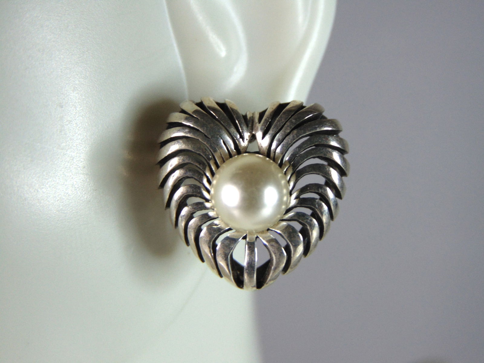 Womens Vintage Estate Sterling Silver Pearl Heart Earrings: A PAIR OF WOMENS STERLING SILVER PEARL HEART EARRINGS THAT WEIGH 7.2g AND MEASURES 3/4" BY 3/4". NOT SURE IF PEARLS ARE NATURAL OR MAN MADE. ANY OTHER QUESTIONS, PLEASE DO NOT HESITATE TO ASK. BE SURE