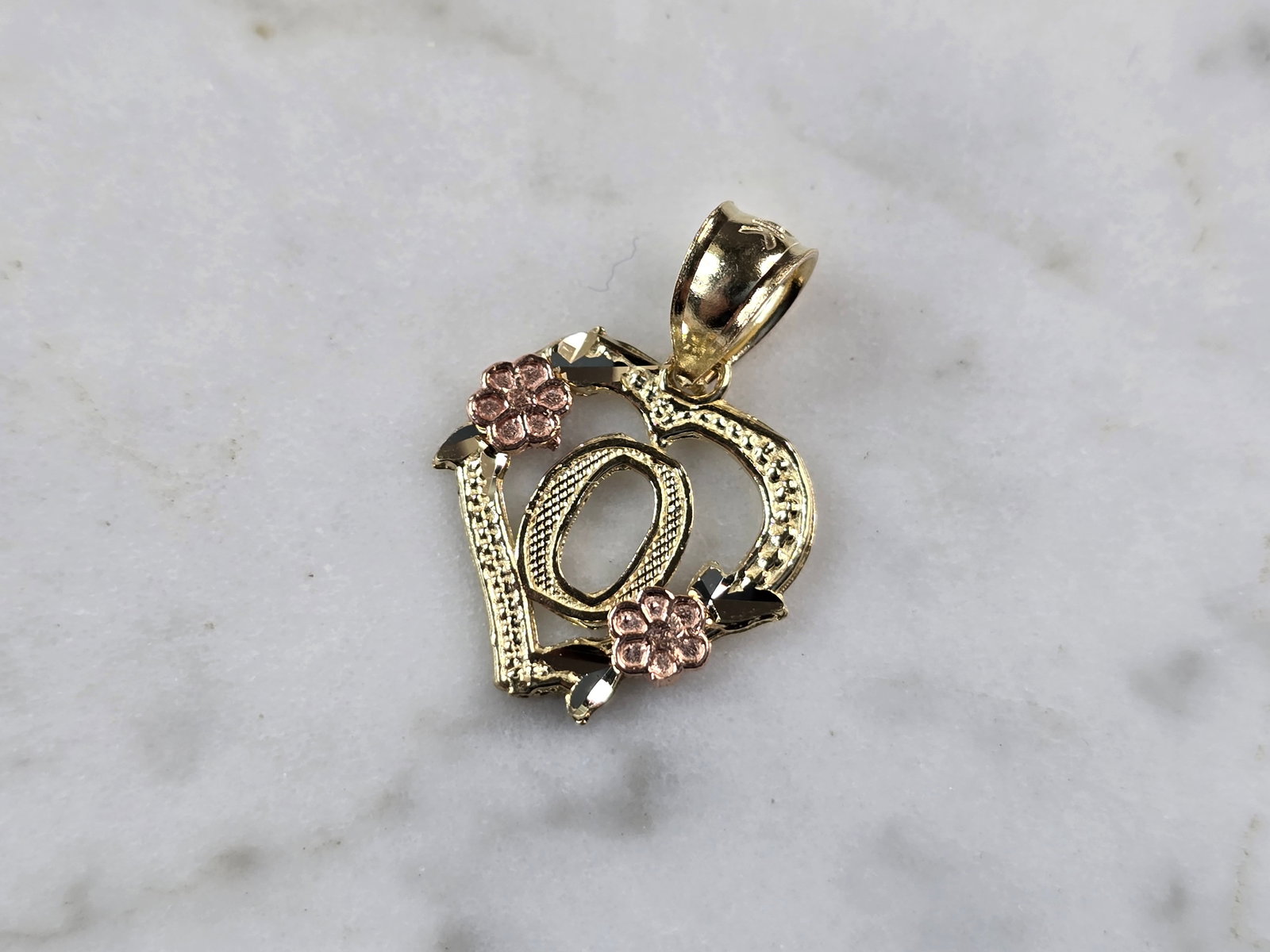 Womens 10K Yellow & Rose Gold Initial Letter " 0 " Heart Pendant: A WOMENS 10K YELLOW & ROSE GOLD "O" HEART PENDANT. PENDANT MEASURES 3/4" LONG BY 5/8" WIDE. TOTAL WEIGHT OF THE PENDANT IS 0.9g. WOULD MAKE A LOVELY GIFT FOR THAT SOMEONE SPECIAL. ANY QUESTIONS PLEASE