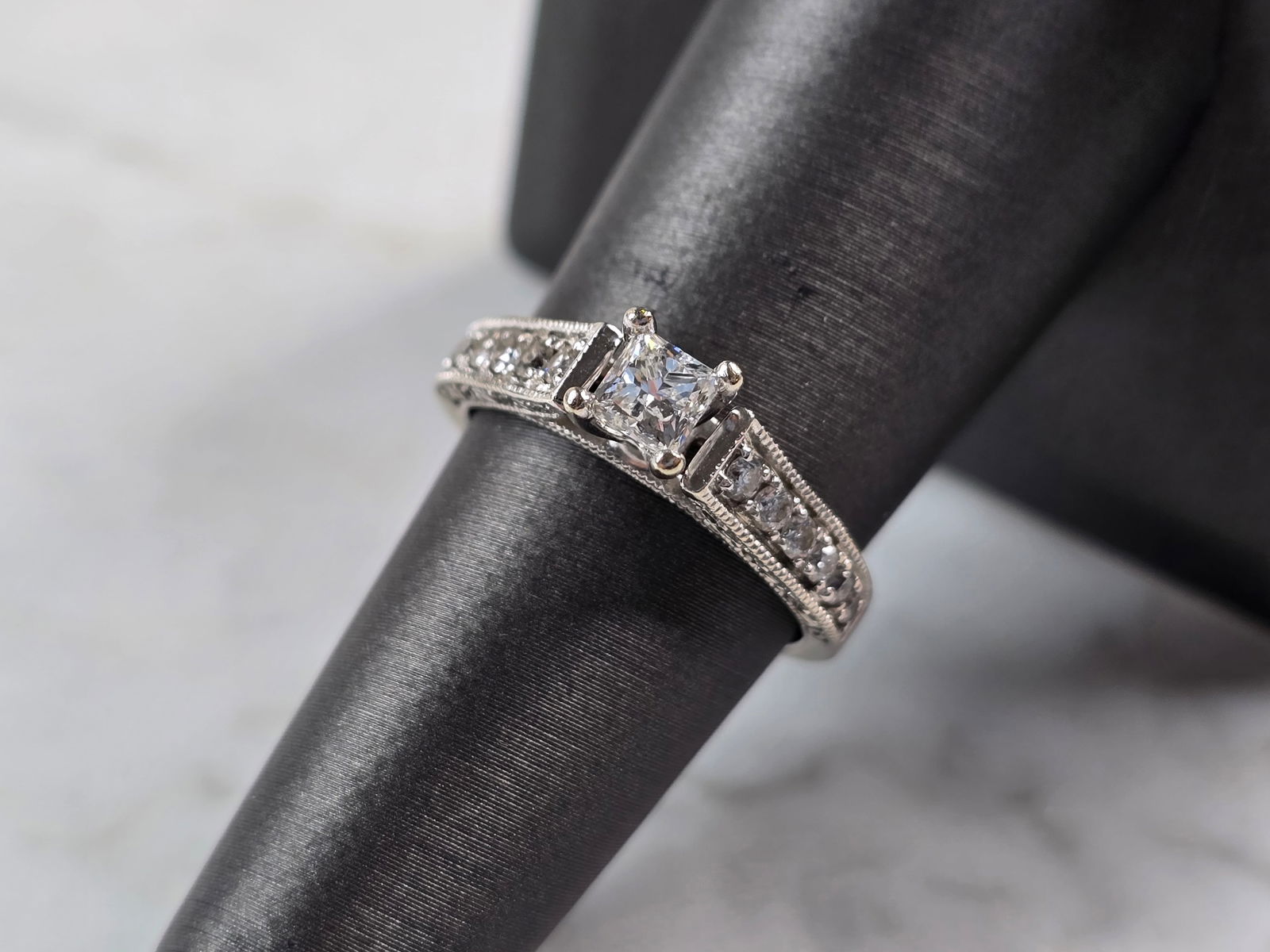 Womens Vintage Estate 14K White Gold Diamond Ring: A WOMENS VINTAGE ESTATE 14K WHITE GOLD DIAMOND RING. THE RING IS A SIZE 6.5 AND WEIGHS 3.5g. THE CENTER DIAMOND IS ABOUT .30cts, WITH ANOTHER 12 TINY ACCENT DIAMONDS. THE WIDTH OF THE RING IS ABOUT 3/