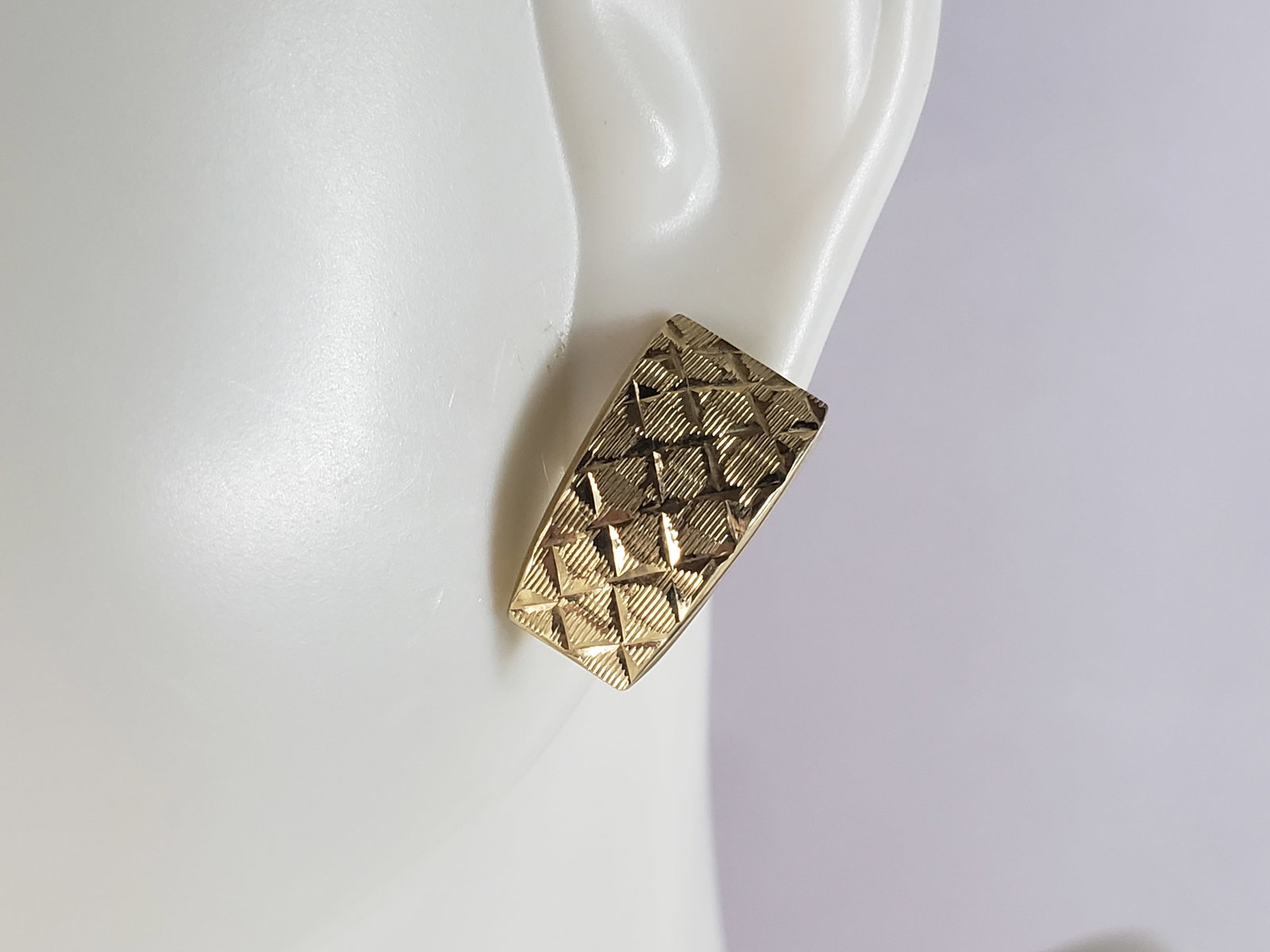 Womens Vintage Estate 14K Yellow Gold Stud Earrings: FOR SALE IS THIS PAIR OF 14K YELLOW GOLD STUD EARRINGS. THE EARRINGS WEIGH 1.6g AND MEASURE 5/8" LONG BY 3/8" WIDE. THEY MAKE A LOVELY GIFT FOR THAT SOMEONE SPECIAL. IF ANY QUESTIONS, PLEASE ASK. BE S