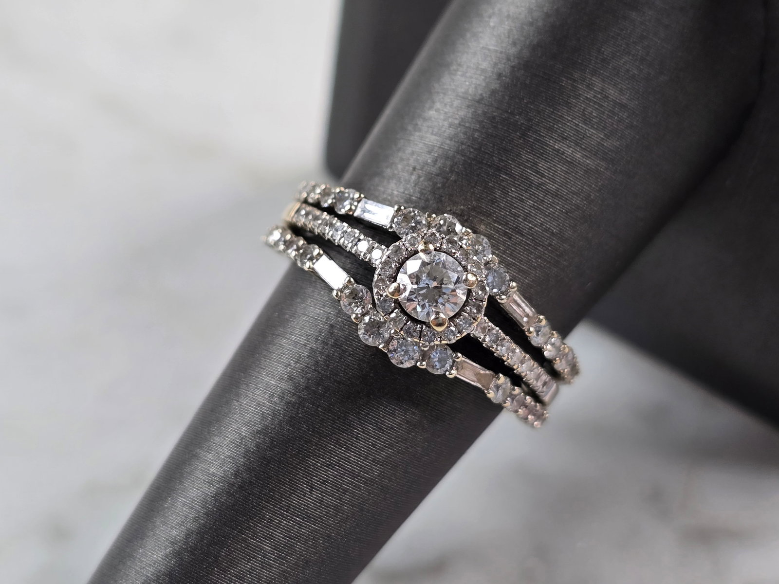 Womens Vintage Estate 14K & 18K White Gold Diamond Ring Set: A WOMENS VINTAGE ESTATE 18K & 14K WHITE GOLD DIAMOND RING SET. THE RINGS ARE SIZE 8.0, AND WEIGH 6.4g TOGETHER. THE CENTER DIAMOND IS ABOUT 0.15cts SURROUNDED BY 60 TINY ACCENT DIAMONDS. THE WIDTH OF