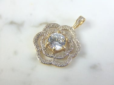 Womens Vintage Estate 10K Gold Diamond Flower Pendant