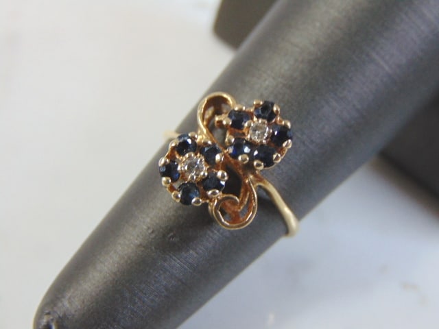 Womens Vintage Estate 10K Gold Diamond & Sapphire Ring: FOR SALE IS THIS VINTAGE ESTATE 10K GOLD DIAMOND & SAPPHIRE RING. THE RING IS A SIZE 5.25 AND WEIGHS 1.8g. THERE ARE ABOUT .06cts WORTH OF DIAMONDS. THE RING MAKES A BEAUTIFUL GIFT FOR THAT SOMEONE SP