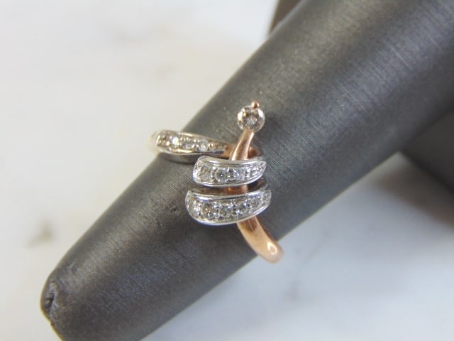 Vintage Womens 14K White & Rose Gold Diamond Ring: FOR SALE IS THIS VINTAGE ESTATE 14K WHITE & ROSE GOLD DIAMOND RING. THE RING IS A SIZE 4.0 AND WEIGHS 3.0g. THERE ARE ABOUT .32cts OF DIAMONDS IN THIS RING. RING MAKES A BEAUTIFUL GIFT FOR THAT SOMEON