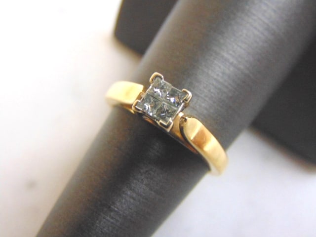 Womens Vintage Estate 14K Yellow Gold Diamond Ring: FOR SALE IS THIS WONDERFUL 14K GOLD & DIAMOND ENGAGEMENT RING. THE RING WEIGHS 4.7g, AND IS A SIZE 7.0. THERE ARE ABOUT .40cts OF DIAMONDS AND THE FACE IS ABOUT 3/16" WIDE. WOULD MAKE A GREAT GIFT FOR