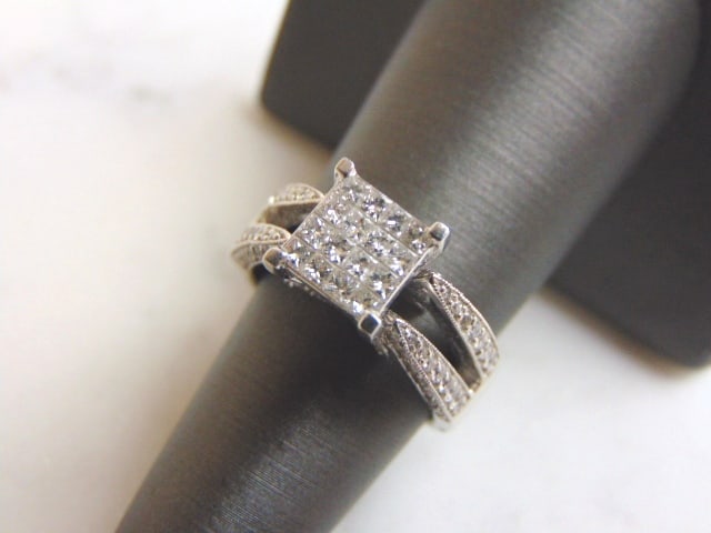 Womens Vintage 14k White Gold Diamond Engagement Ring: FOR SALE IS THIS EXQUISITE WOMENS VINTAGE ESTATE 14K WHITE GOLD DIAMOND ENGAGEMENT RING. THE RING WEIGHS 9.3g WITH THE DIAMONDS. THE SIZE OF THE RING IS A 6.75. THE CARAT WEIGHT OF THE DIAMONDS ARE AB