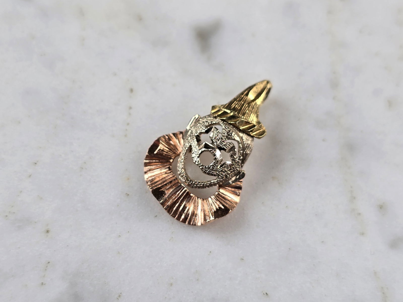 Womens Vintage Estate 14K Mixed Gold Michael Anthony Clown Pendant: A WOMENS VINTAGE ESTATE 14K MIXED GOLD CLOWN PENDANT, MADE BY MICHAEL ANTHONY. THE PENDANT WEIGHS 1.0g AND MEASURES 3/4" LONG BY 1/2" WIDE. MAKES A GREAT GIFT FOR THAT SOMEONE SPECIAL. ANY QUESTIONS,