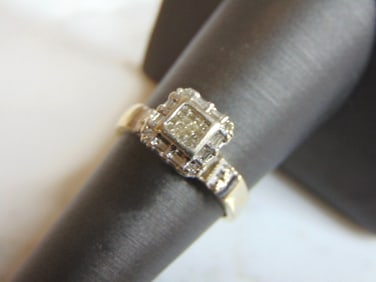 Vintage Estate Women's 10K White Gold Diamond Ring