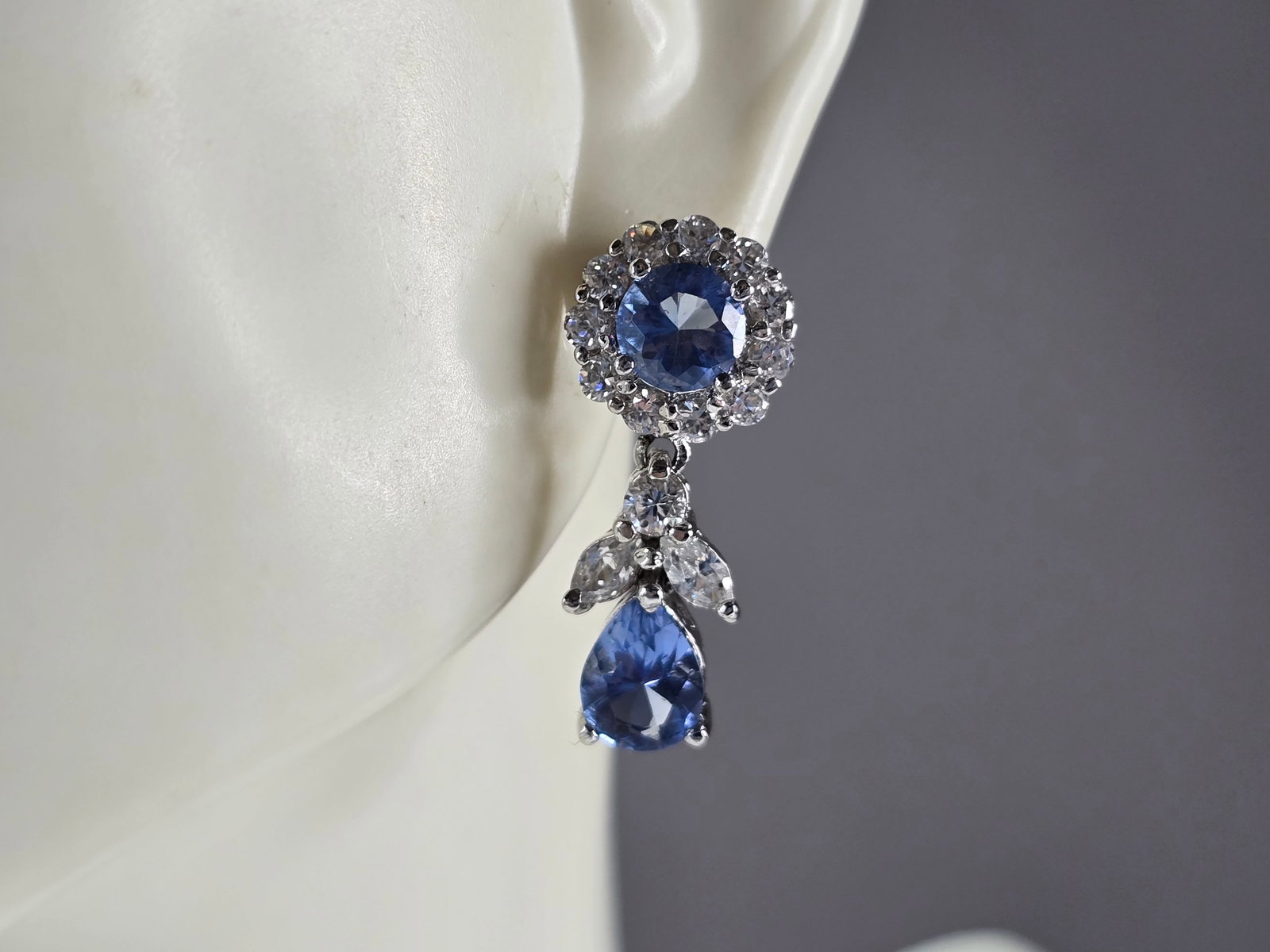 Womens Vintage Estate Sterling Silver Tanzanite CZ Stud Earrings: A PAIR OF WOMENS STERLING SILVER TANZANITE COLORED CZ EARRINGS THAT WEIGH 5.9g AND MEASURE 1" LONG BY 3/8" WIDE. NOT SURE IF STONES ARE NATURAL OR MAN MADE. ANY QUESTIONS, PLEASE DO NOT HESITATE TO AS