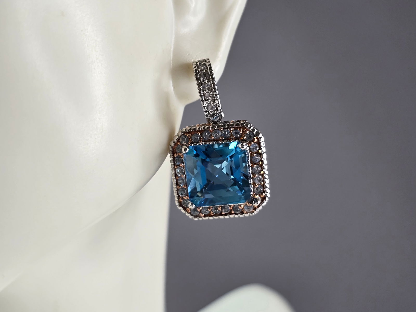 Womens Estate Sterling Silver Aqua Stud Earrings: A PAIR OF WOMENS ESTATE STERLING SILVER AQUA COLORED STUD EARRINGS. EARRINGS WEIGH 11.7g AND MEASURE 1" LONG BY 5/8" WIDE. NOT SURE IF STONES ARE NATURAL OR MAN MADE. ANY QUESTIONS, PLEASE DO NOT HESI