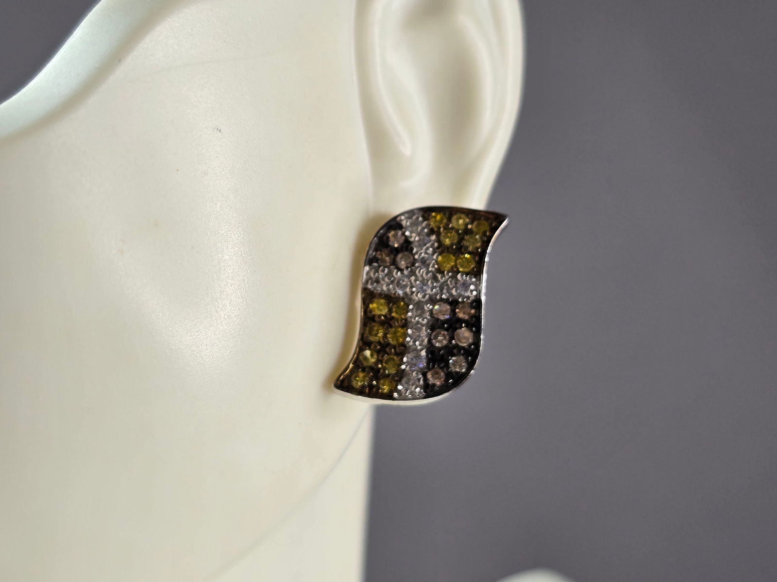 Womens Vintage Estate Sterling Silver Modernist CZ Earrings: A PAIR OF WOMENS STERLING SILVER MODERNIST CZ EARRINGS THAT WEIGH 4.7g AND MEASURE 3/4" LONG BY 1/2" WIDE. ANY QUESTIONS, PLEASE DO NOT HESITATE TO ASK. BE SURE TO CHECK OUT SOME OF MY OTHER GREAT ITE