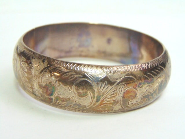 Vintage Estate Sterling Silver Etched Bangle Bracelet: FOR SALE IS THIS LOVELY VINTAGE ESTATE STERLING SILVER ETCHED BANGLE BRACELET. THE BRACELET MEASURES ABOUT 3/4" WIDE AND WEIGHS 36.0g. THE CIRCUMFERENCE OF THE BRACELET MEASURES 9". THIS WOULD