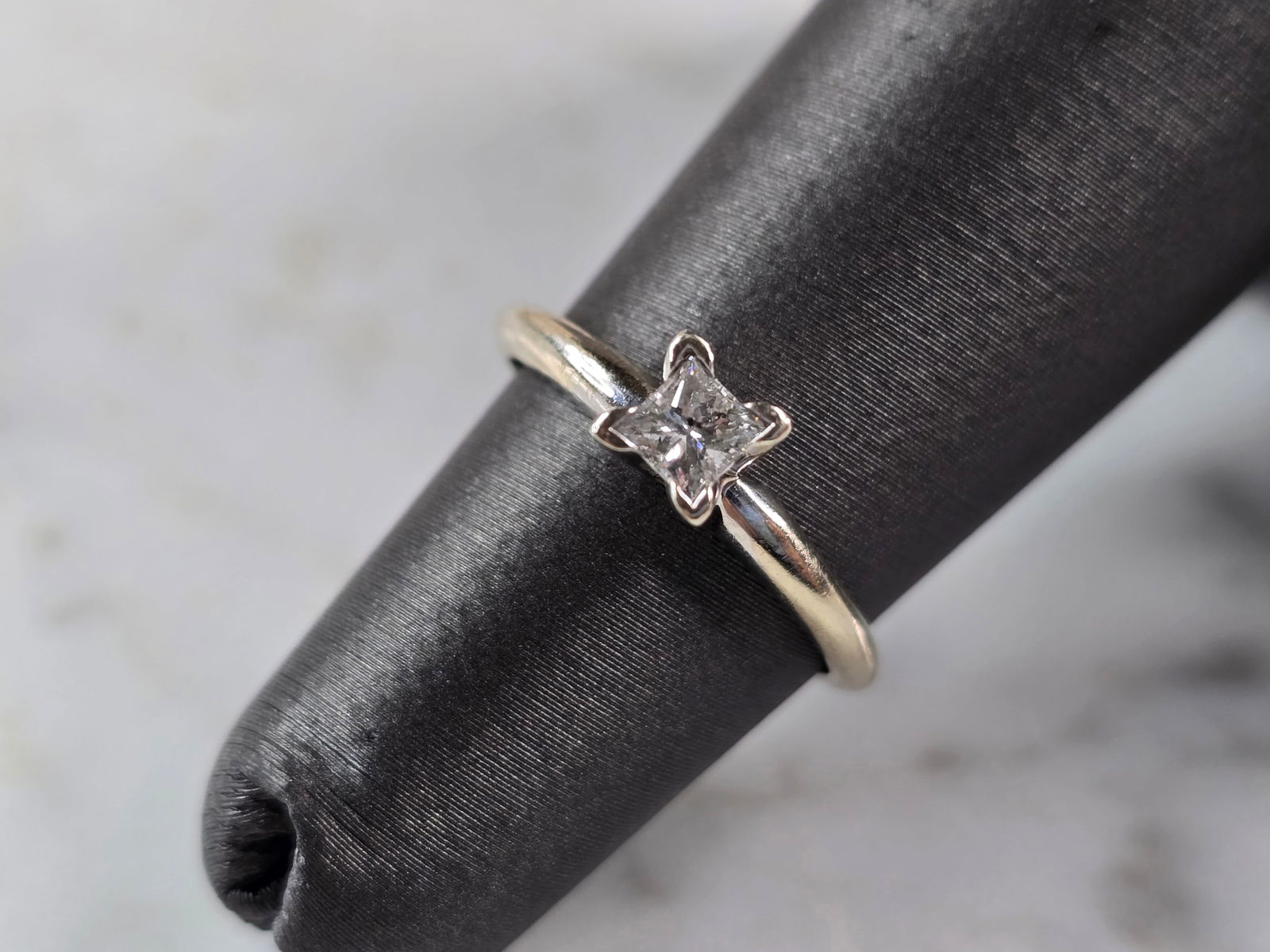 Womens Vintage Estate 14k White Gold Diamond Engagement Ring: A WOMENS VINTAGE ESTATE 14K WHITE GOLD DIAMOND ENGAGEMENT RING. THE RING WEIGHS 1.8g, AND IS A SIZE 4.0. THE DIAMOND IS .25cts. THE WIDTH OF THE RING IS 3/16". RING IS MARKED. WOULD MAKE A GREAT GIFT