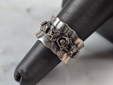 Womens Vintage Estate Sterling Silver Israel Floral Flower Band Ring