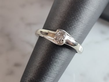 Womens Vintage Estate 10k White Gold Diamond Ring