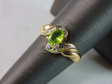 Womens Vintage Estate 10K Yellow Gold Peridot Diamond Ring