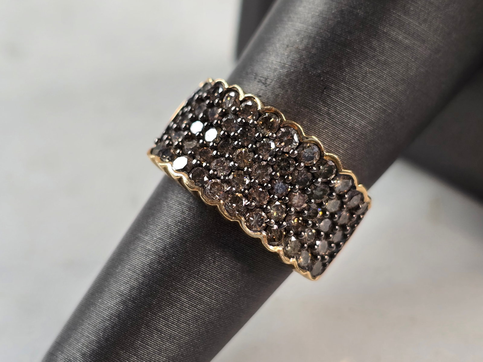Womens Estate 10K Yellow Gold Chocolate Diamond Ring: A WOMENS VINTAGE ESTATE 10K YELLOW GOLD CHOCOLATE DIAMOND RING. THE RING WEIGHS 5.0g, AND IS A SIZE 7.0. THE WIDTH OF THE RING IS 3/8". THERE ARE ABOUT 56 TINY DIAMONDS IN THIS RING. THIS MAKES A LOVE