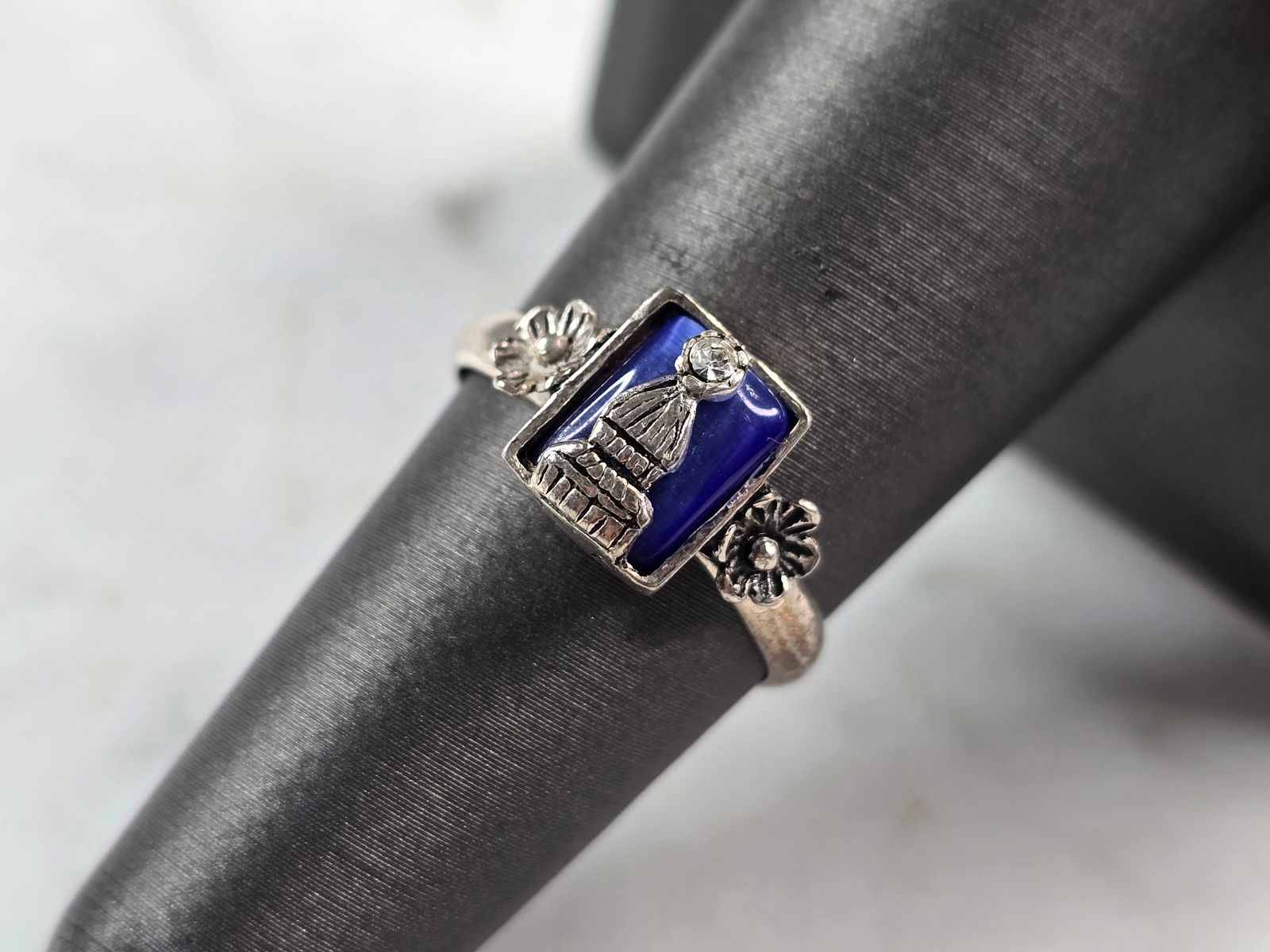 Womens Vintage Estate Sterling Silver Floral Cabochon Ring: A WOMENS VINTAGE ESTATE STERLING SILVER FLORAL CABOCHON RING. THE RING SIZE IS A 6.5 AND WEIGHS 2.4g. THE WIDTH OF THE RING IS 3/8". ANY QUESTIONS, PLEASE DO NOT HESITATE TO ASK. BE SURE TO CHECK OUT