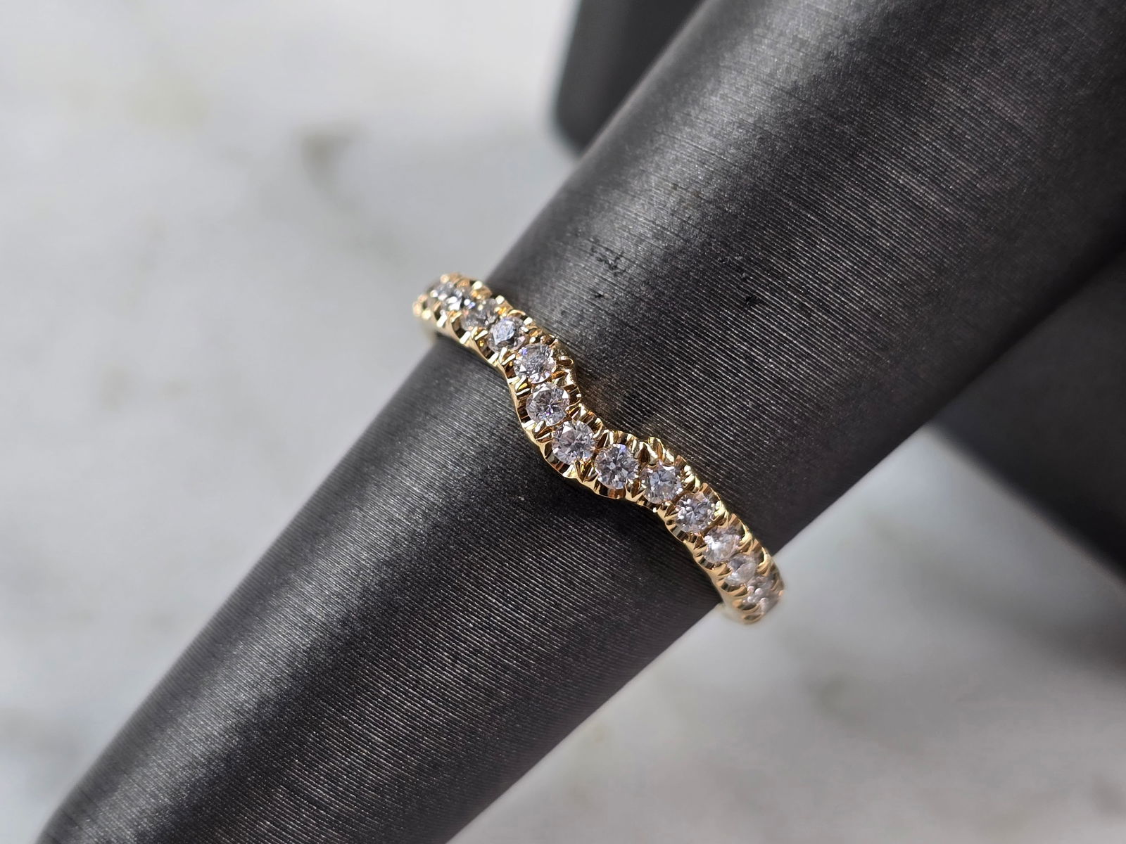 Womens Vintage Estate 14K Yellow Gold Neil Lane Diamond Ring: A WOMENS VINTAGE ESTATE 14K YELLOW GOLD NEIL LANE DIAMOND RING WITH A TOTAL OF ABOUT .46cts OF DIAMONDS. THE TOTAL WEIGHT IS 2.5g, AND IS A SIZE 7.0. THE WIDTH OF THE RING IS ABOUT 3/16". ANY QUESTION
