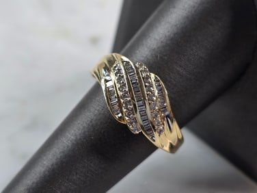 Womens Vintage Estate 10K Yellow Gold Modernist Diamond Ring