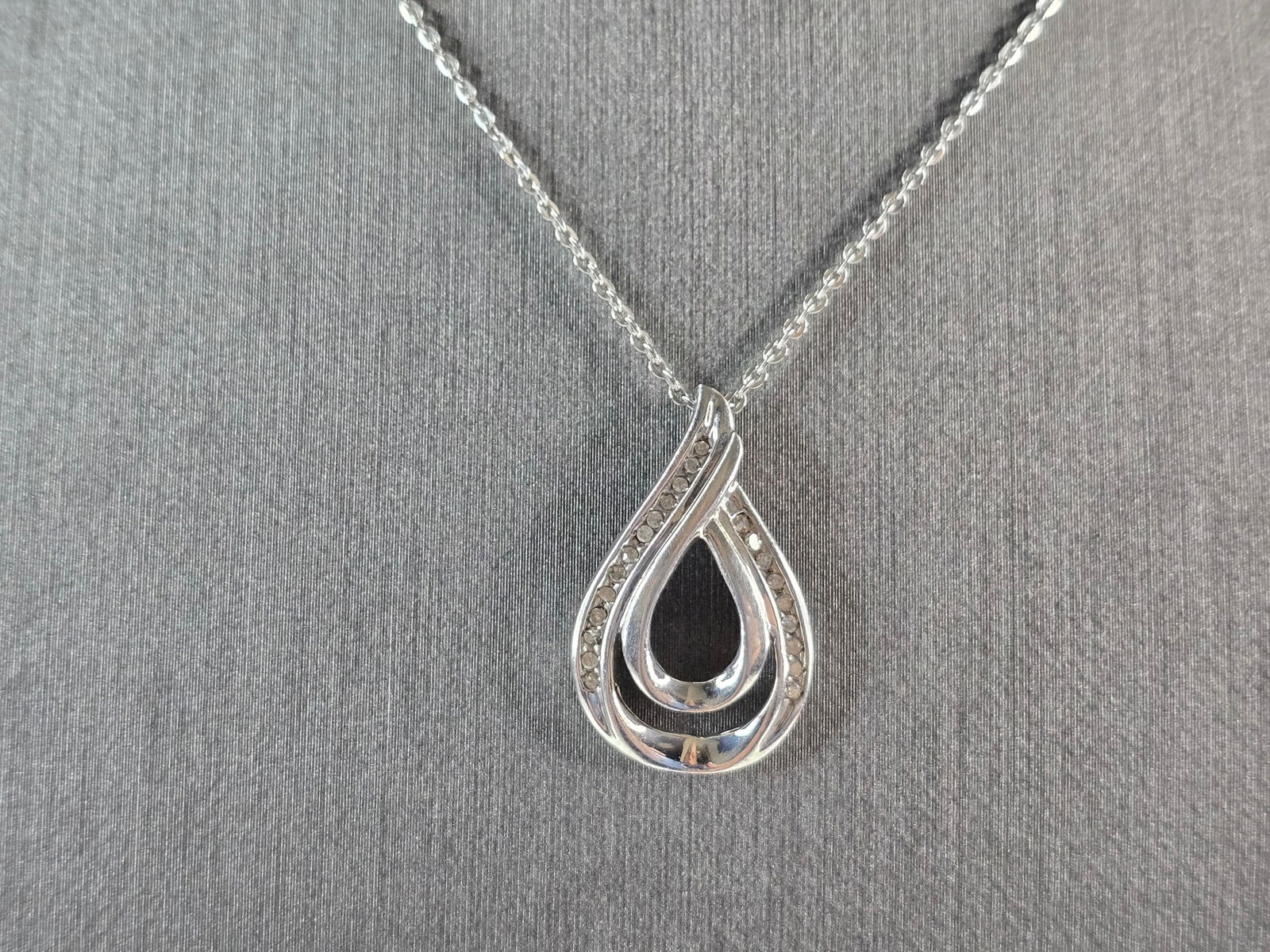 Womens Vintage Sterling Silver Diamond Tear Drop Pendant Necklace: A WOMEN'S VINTAGE ESTATE STERLING SILVER DIAMOND TEAR DROP PENDANT WITH NECKLACE. THE TOTAL WEIGHT IS 3.4g. THE NECKLACE MEASURES 18" LONG AND IS ADJUSTABLE TO 16". THE PENDANT MEASURES 7/8" BY 1/2".