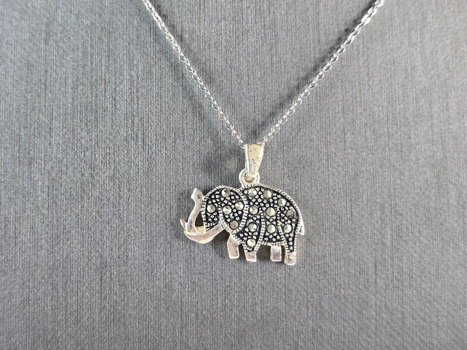 Womens Vintage Estate Sterling Silver Elephant Pendant Necklace (1 of 4)