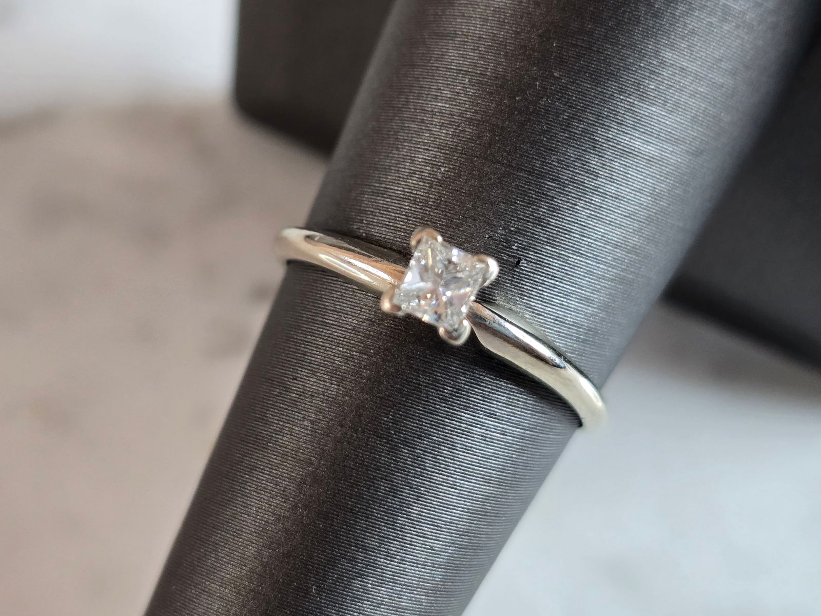 Womens Vintage Estate 14K White Gold Diamond Engagement Ring: A WOMENS VINTAGE ESTATE 14K WHITE GOLD DIAMOND RING. THE RING IS A SIZE 7.75 AND WEIGHS 1.6g. THERE DIAMOND IS ABOUT 0.24cts, AND IS ABOUT 3/16" WIDE. RING IS MARKED 14K. ANY QUESTIONS, PLEASE ASK. BE