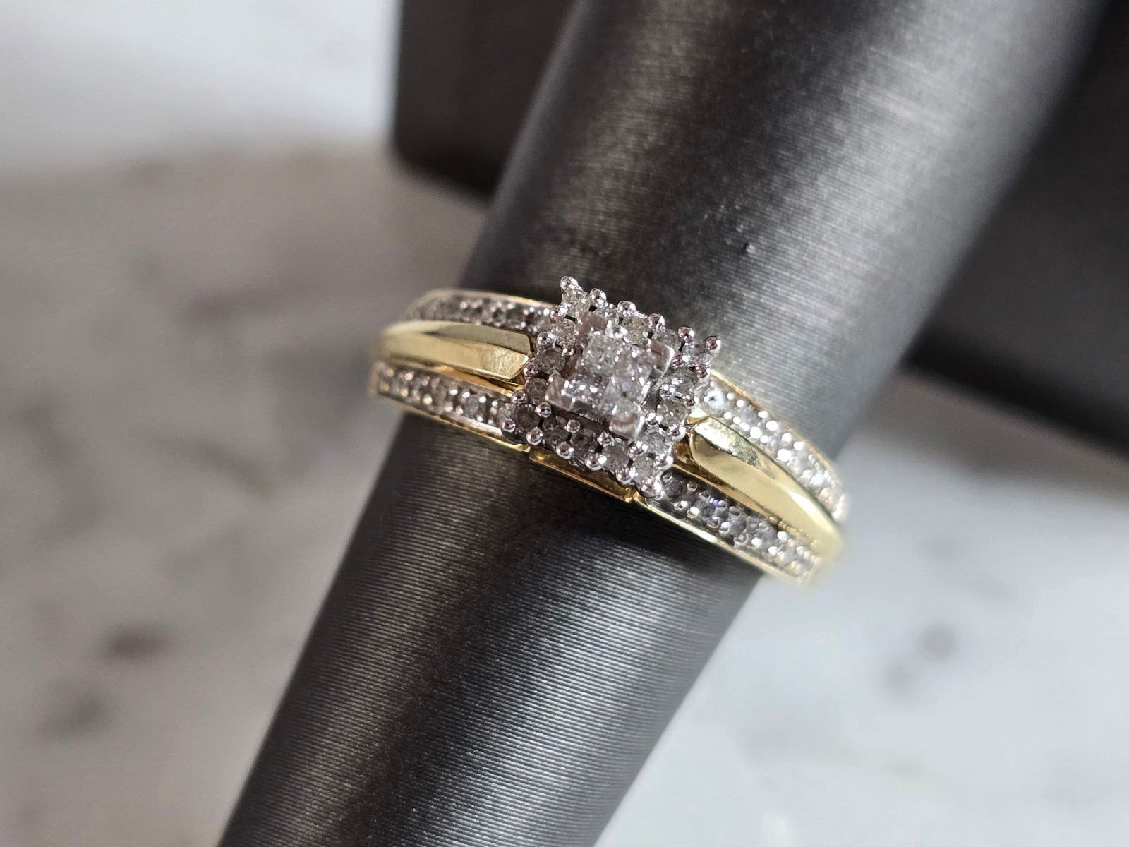 Womens Vintage Estate 10K Gold Diamond Cluster Ring: A WOMENS VINTAGE ESTATE 10K GOLD DIAMOND CLUSTER RING. THE RING WEIGHS 4.1g. THE SIZE OF THE RING IS A 7.0. THERE ARE ABOUT .52cts OF DIAMONDS. THE WIDTH OF THE RING IS 1/4". ANY QUESTIONS PLEASE DO N