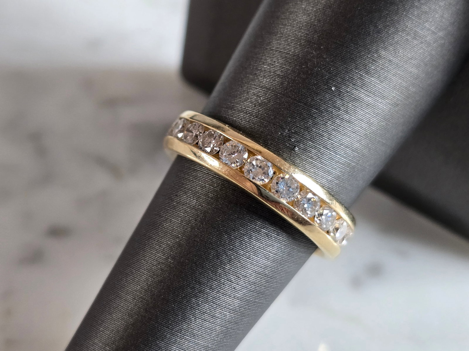 Womens Vintage Estate 14K Yellow Gold Diamond Ring: A WOMENS VINTAGE ESTATE 14K YELLOW GOLD DIAMOND RING. THE RING IS A SIZE 8.0 AND WEIGHS 5.2g. THERE ARE ABOUT 0.84cts OF DIAMONDS IN THIS RING. THE WIDTH OF THE RING IS 3/16. THE RING MAKES A BEAUTIFU