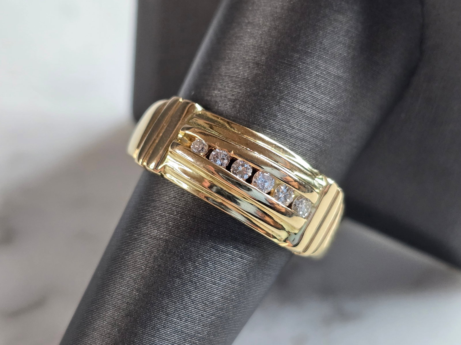 Mens Vintage Estate 14K Yellow Gold Diamond Ring: A MENS VINTAGE ESTATE 14K YELLOW GOLD DIAMOND RING WITH ABOUT 0.21cts OF DIAMONDS. THE TOTAL WEIGHT OF THE RING IS 10.5g, AND IS A SIZE 9.0. THE WIDTH OF THE RING IS 3/8". RING IS NOT MARKED BUT IT HA