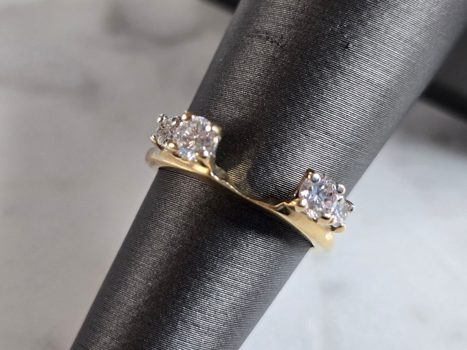 Womens Vintage Estate 14k Yellow Gold Diamond Ring Spacer: A WOMENS VINTAGE ESTATE 14K GOLD DIAMOND ENGAGEMENT RING SPACER. THE RING WEIGHS 2.3g, AND IS A SIZE 5.0. THERE ARE A TOTAL OF 0.50cts OF DIAMONDS. THE WIDTH OF THE RING IS 3/16". WOULD MAKE A GREAT G