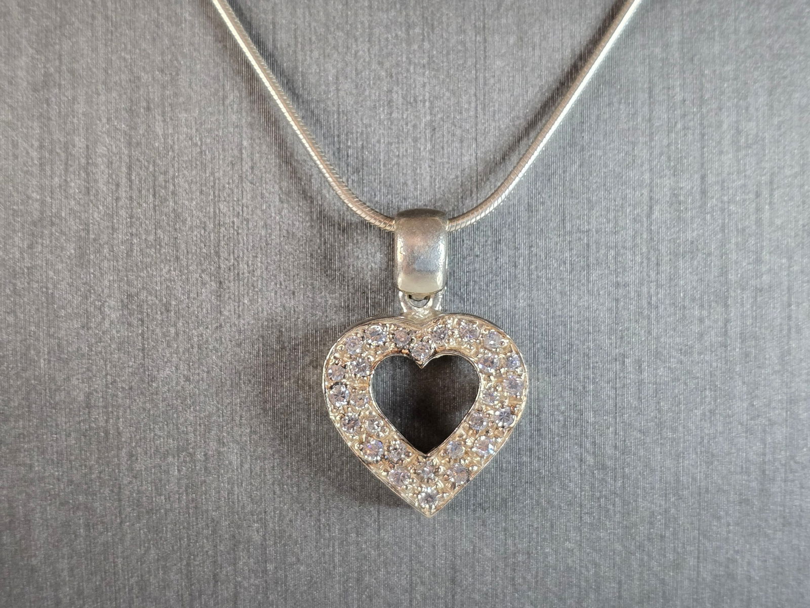 Womens Vintage Estate Sterling Silver CZ Heart Pendant Necklace: A WOMENS VINTAGE ESTATE STERLING SILVER CZ HEART PENDANT WITH NECKLACE . THE PENDANT MEASURES 1" LONG BY 3/4" WIDE. NECKLACE MEASURES 24 1/2" LONG. TOGETHER THEY WEIGH 12.3g. WOULD MAKE A GREAT GIFT F
