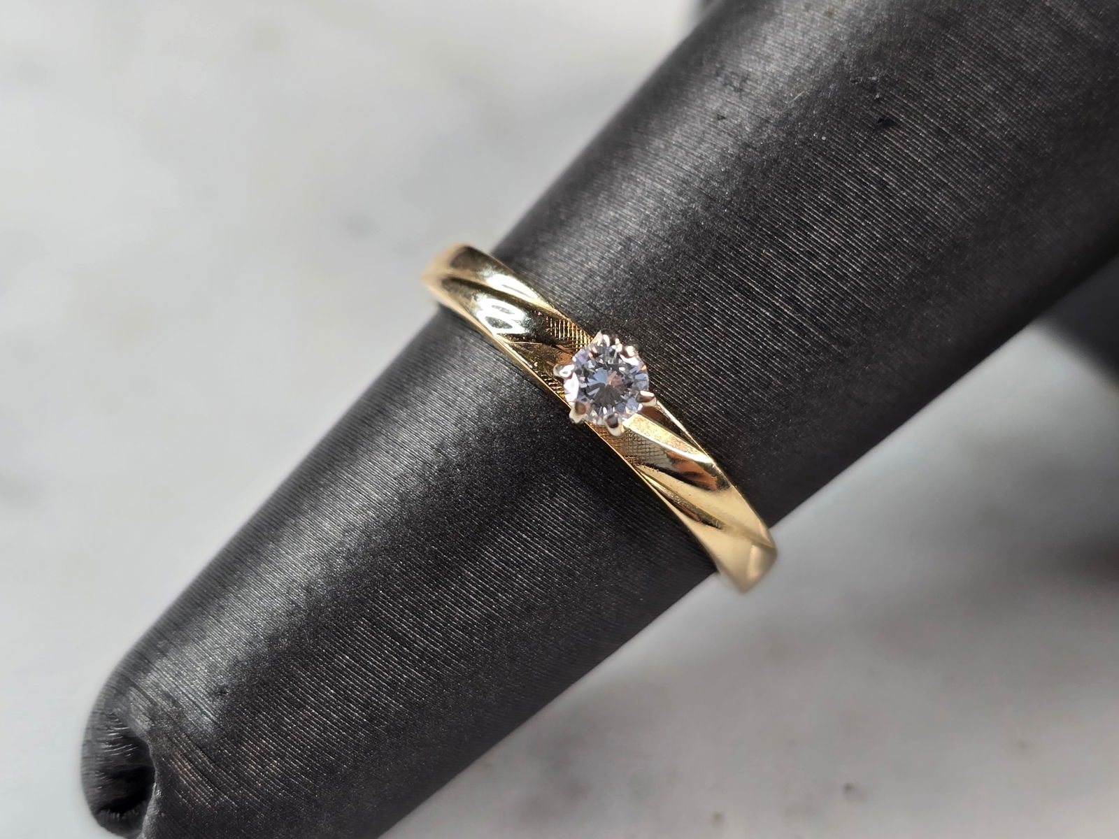 Womens Vintage Estate 14k Gold Artcarved Diamond Ring: A WOMENS VINTAGE ESTATE 14K GOLD DIAMOND RING MADE BY ARTCARVED. THE SIZE OF THE RING IS A 5.0, AND WEIGHS 1.9g. THE DIAMOND IS ABOUT .07cts. RING IS MARKED 14K, ARTCARVED. ANY QUESTIONS PLEASE FEEL F