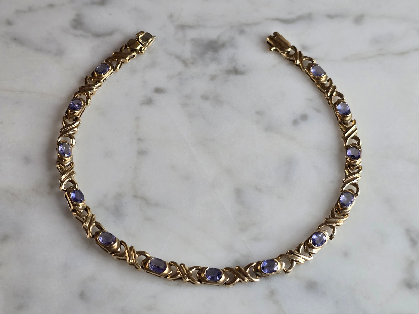 Womens Vintage Estate 10k Gold Iolite ? Tennis Bracelet: A WOMENS VINTAGE ESTATE 10K GOLD TENNIS BRACELET WITH WHAT APPEARS TO BE IOLITE COLORED STONES. BRACELET MEASURES 7 1/2" LONG BY 1/8" WIDE, AND WEIGHS 6.0g. THIS WOULD MAKE A LOVELY GIFT FOR THAT SOME