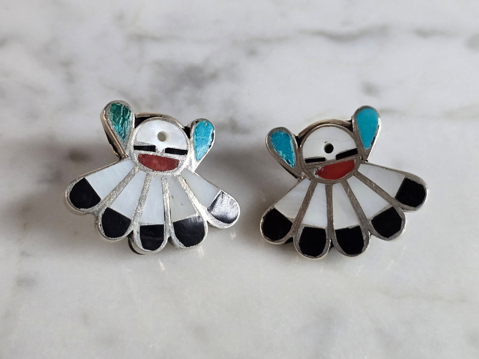 Womens Vintage Sterling Silver Southwestern Clip On Earrings: A PAIR OF WOMENS VINTAGE ESTATE STERLING SILVER SOUTHWESTERN CLIP ON EARRINGS. THE EARRINGS WEIGH 7.0g AND MEASURE 3/4" BY 3/4". ANY QUESTIONS PLEASE DO NOT HESITATE TO ASK. BE SURE TO CHECK OUT SOME