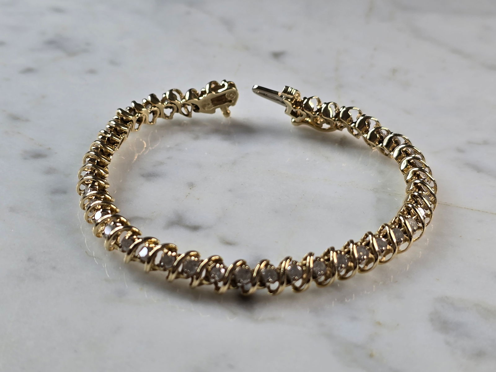 Womens Vintage Estate 14K Yellow Gold Diamond Tennis Bracelet: A LOVELY VINTAGE ESTATE 14K YELLOW GOLD DIAMOND TENNIS BRACELET. THE BRACELET WEIGHS 16.6g. BRACELET MEASURES ABOUT 7 1/4" LONG BY 1/4" WIDE. THERE ARE ABOUT 2.9cts OF DIAMONDS IN THE BRACELET. WOULD