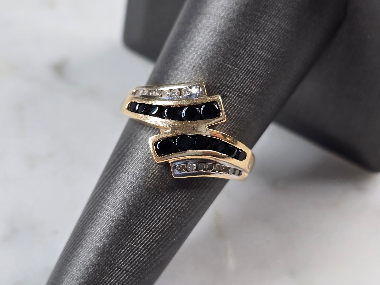 Womens Vintage Estate 10K Gold Onyx Diamond Ring: A WOMENS VINTAGE ESTATE 10K YELLOW GOLD ONYX & DIAMOND RING. THE RING IS A SIZE 7.25, AND WEIGHS 3.9g. THERE ARE 16 TINY DIAMONDS, AND 12 ONYX STONES. THIS IS A BEAUTIFUL, IMPRESSIVE GIFT FOR THAT SOM
