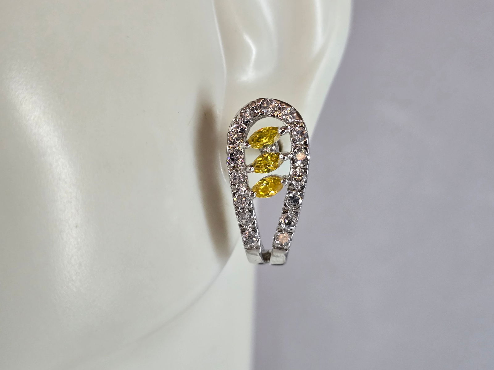 Womens Estate Sterling Silver Golden Beryl Earrings: A PAIR OF WOMENS ESTATE STERLING SILVER GOLDEN BERYL COLORED EARRINGS. EARRINGS WEIGH 3.4g, AND MEASURE 5/8" LONG BY 5/16" WIDE. ANY QUESTIONS, PLEASE DO NOT HESITATE TO ASK. BE SURE TO CHECK OUT SOME